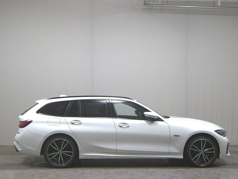 Gebraucht BMW 330e M Sport 252 PS (185 kW) 2021 Alpinweiss Kombi