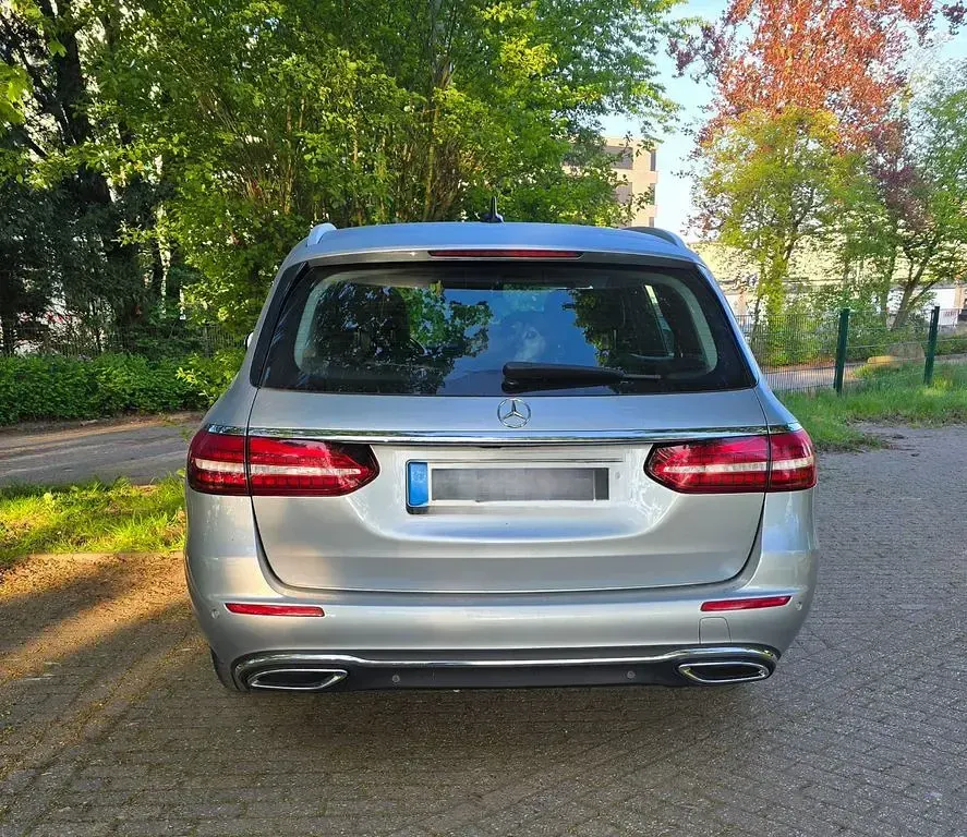 Gebraucht Mercedes E220 194 PS (142 kW) 2021 Silber Limousine