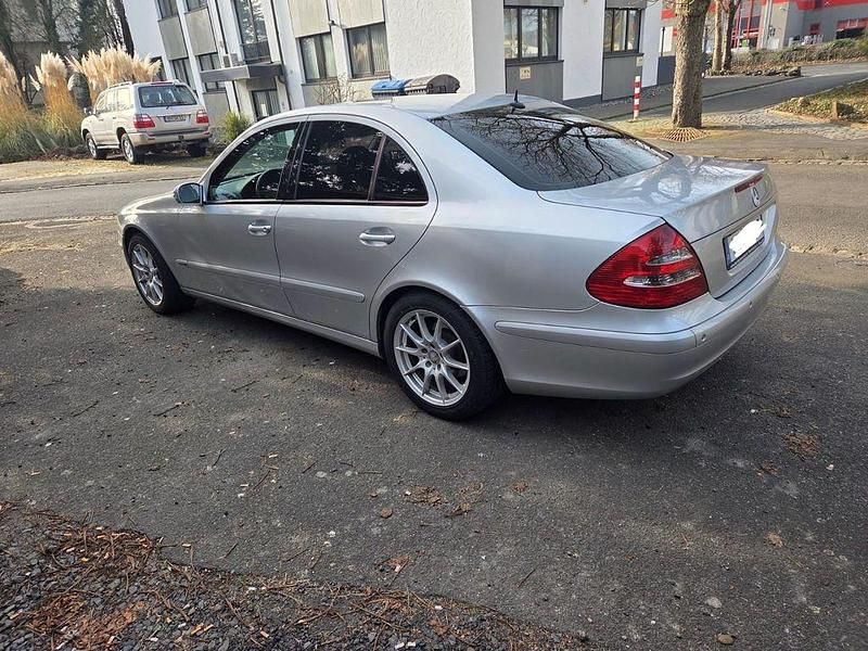 Gebraucht Mercedes E220 150 PS (110 kW) 2003 Silber Limousine