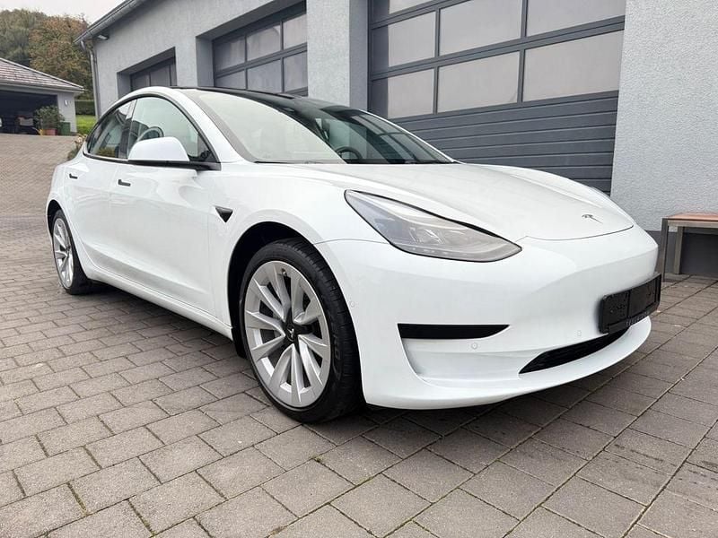 Weiß Gebraucht 2022 Tesla Model 3 Standard Range Plus Limousine | 23.950 € (Superpreis) - Bild 1/4