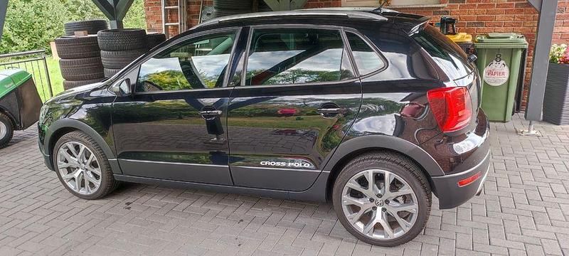 Schwarz Gebraucht 2016 VW Polo Cross Kleinwagen | 12.890 € (Teuer) - Bild 1/4