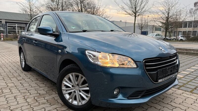 Blau Gebraucht 2016 Peugeot 301 Limousine | 5.990 € - Bild 1/4