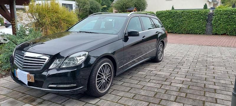 Schwarz Gebraucht 2012 Mercedes E200 Elegance Limousine | 8.100 € (Superpreis) - Bild 1/4