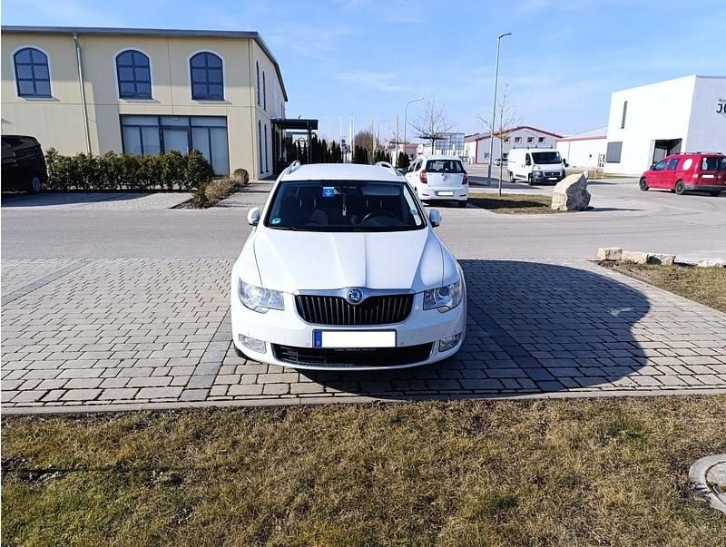 Weiß Gebraucht 2012 Skoda Superb Kombi | 4.999 € (Superpreis) - Bild 1/4