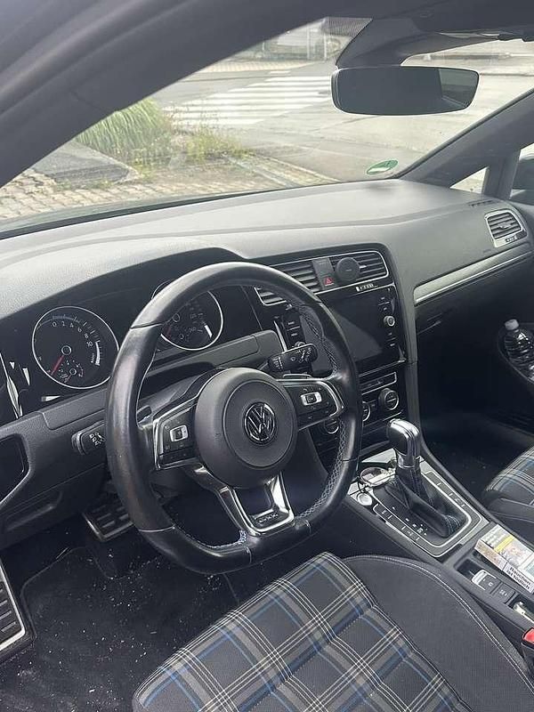 Schwarz Gebraucht 2018 VW Golf VII GTE Kleinwagen | 15.500 € (Etwas zu teuer) - Bild 1/4