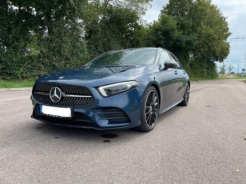 Blau Gebraucht 2020 Mercedes A250 AMG line Limousine | 24.990 € (Superpreis) - Bild 1/4