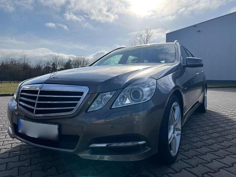 Grau Gebraucht 2011 Mercedes E220 Avantgarde Kombi | 7.499 € (Superpreis) - Bild 1/4