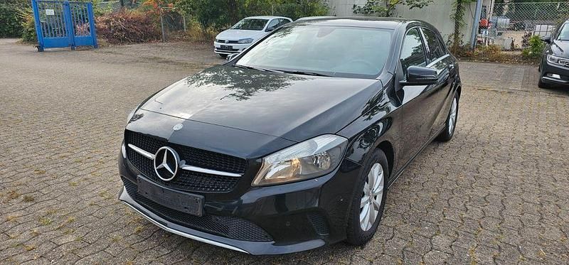 Schwarz Gebraucht 2015 Mercedes A180 Limousine | 7.990 € (Fairer Preis) - Bild 1/4