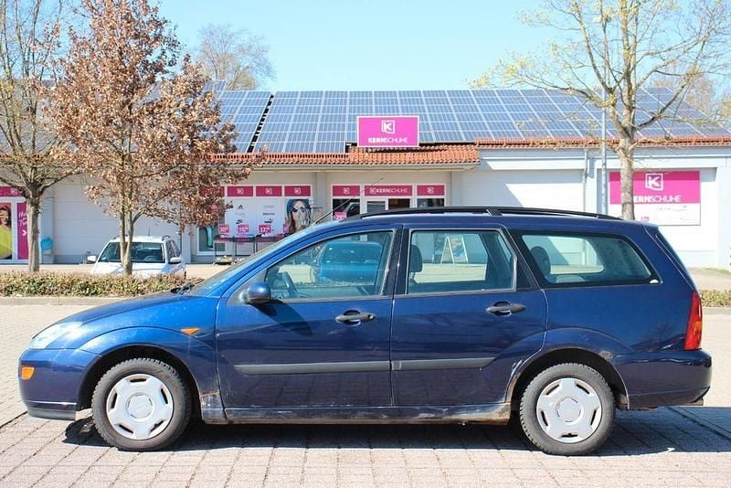 Usado Ford Focus 116 HP (85 kW) 2000 Azul Sedan