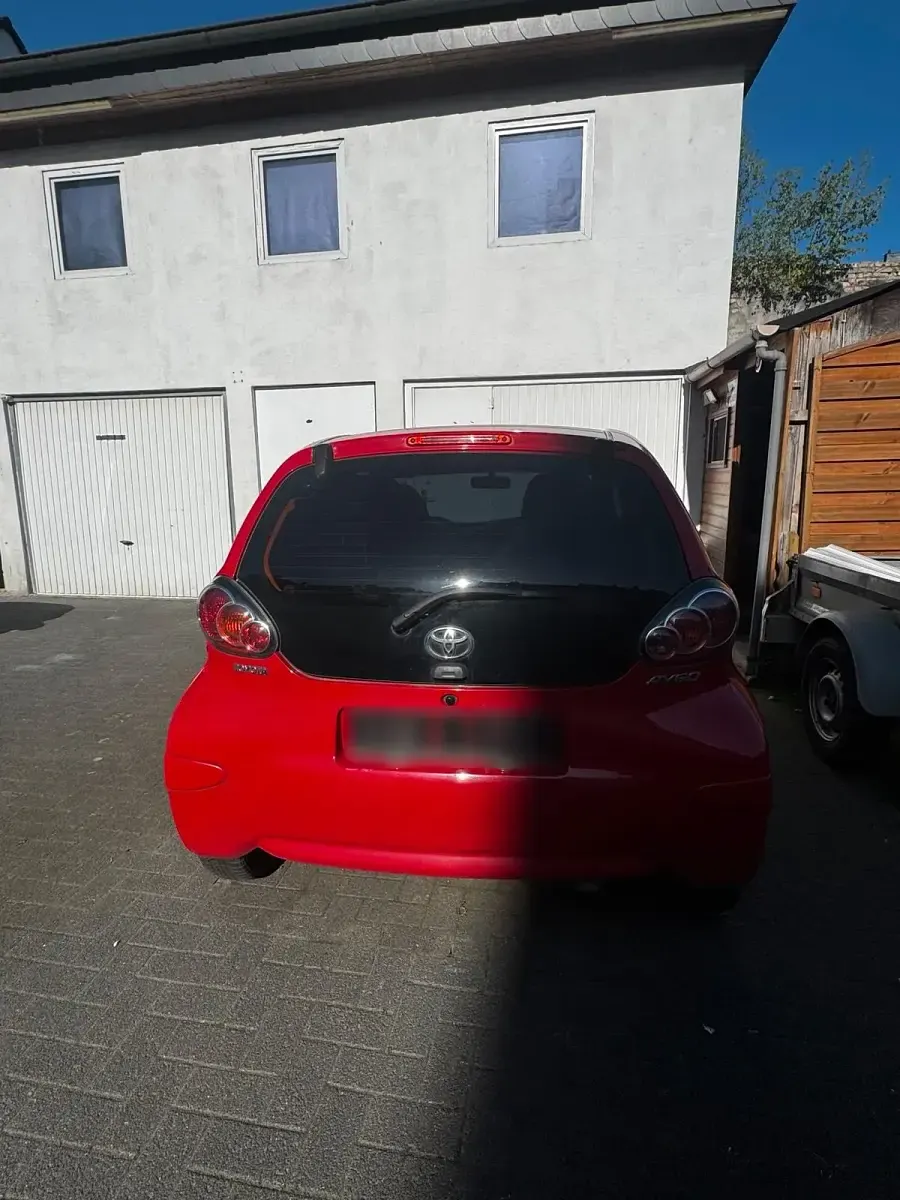 Gebraucht Toyota Aygo 68 PS (50 kW) 2011 Rot Kleinwagen