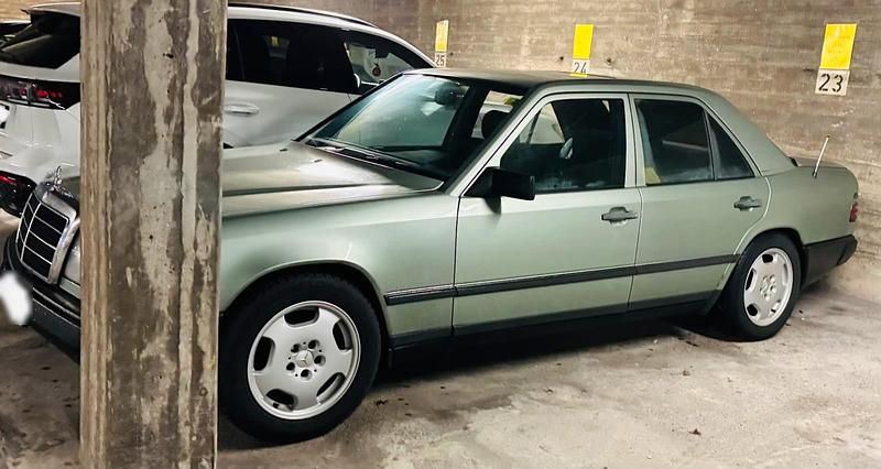 Gebraucht Mercedes E230 136 PS (100 kW) 1989 Grün Limousine