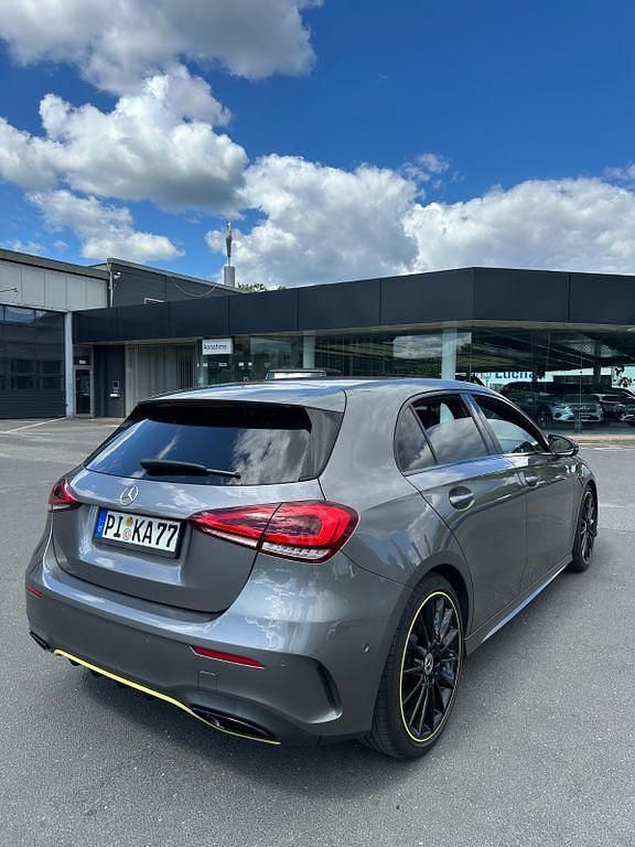 Grau Gebraucht 2019 Mercedes A250 Edition 1 Limousine | 23.990 € (Fairer Preis) - Bild 1/4
