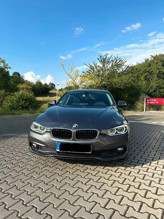 Grau Gebraucht 2016 BMW 318 Limousine | 17.390 € (Teuer) - Bild 1/4