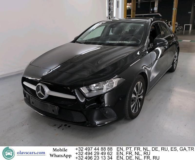 Grau Gebraucht 2020 Mercedes A180 Limousine | 16.214 € (Guter Preis) - Bild 1/4