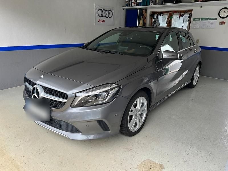 Grau Gebraucht 2016 Mercedes A200 Urban Kleinwagen | 15.300 € (Fairer Preis) - Bild 1/4