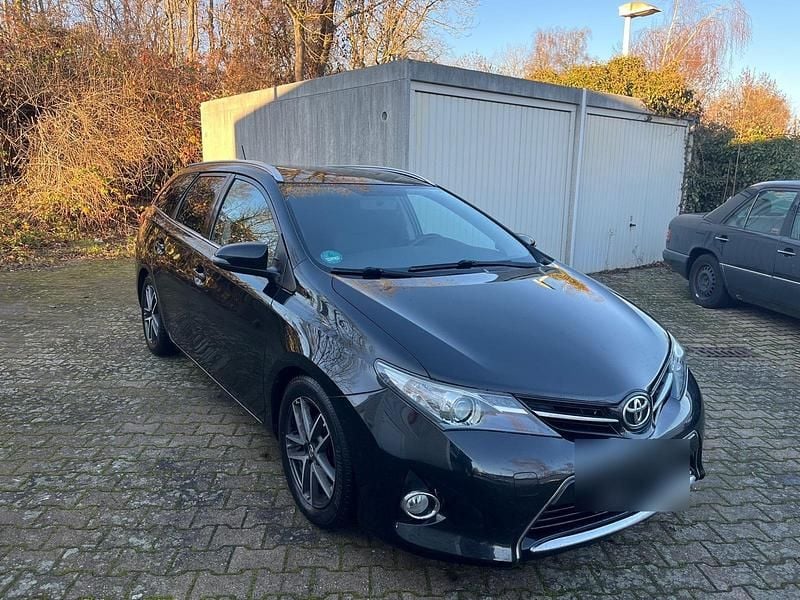Schwarz Gebraucht 2015 Toyota Auris Edition Kombi | 6.499 € (Fairer Preis) - Bild 1/4