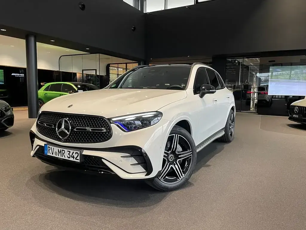 Gebraucht Mercedes GLC200 AMG 163 PS (119 kW) 2025 Unilack polarweiß SUV