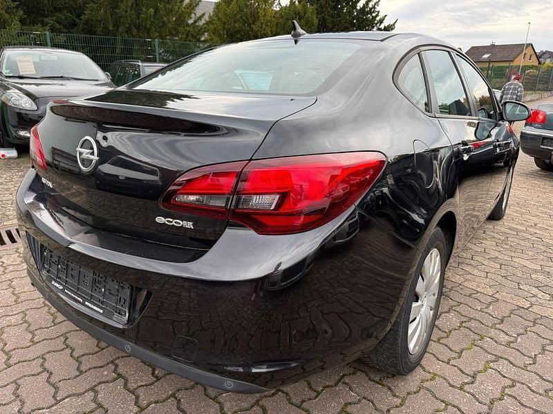 Gebraucht Opel Astra 140 PS (102 kW) 2014 Schwarz Limousine