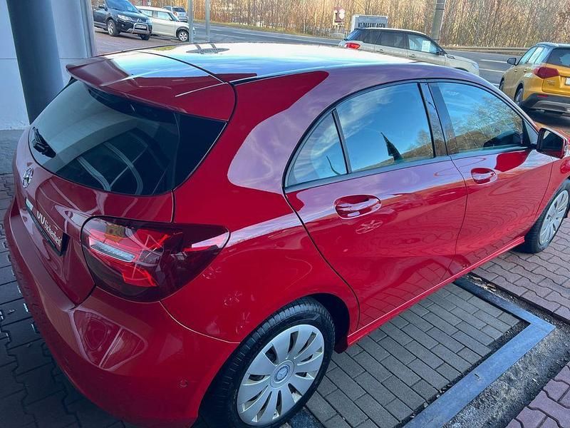 Gebraucht Mercedes A200 156 PS (114 kW) 2015 Rot Limousine