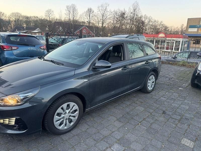Gebraucht Hyundai i30 Select 120 PS (88 kW) 2020 Grau Kombi