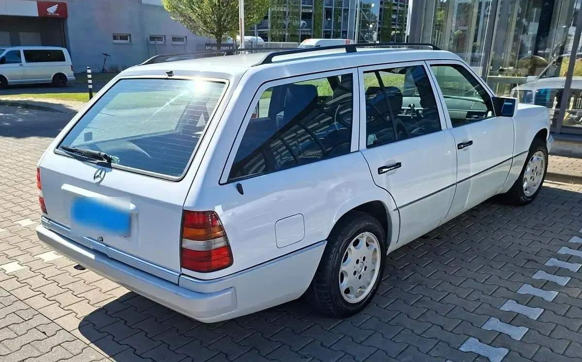 Używany Mercedes E230 132 KM (97 kW) 1992 Biały Kombi