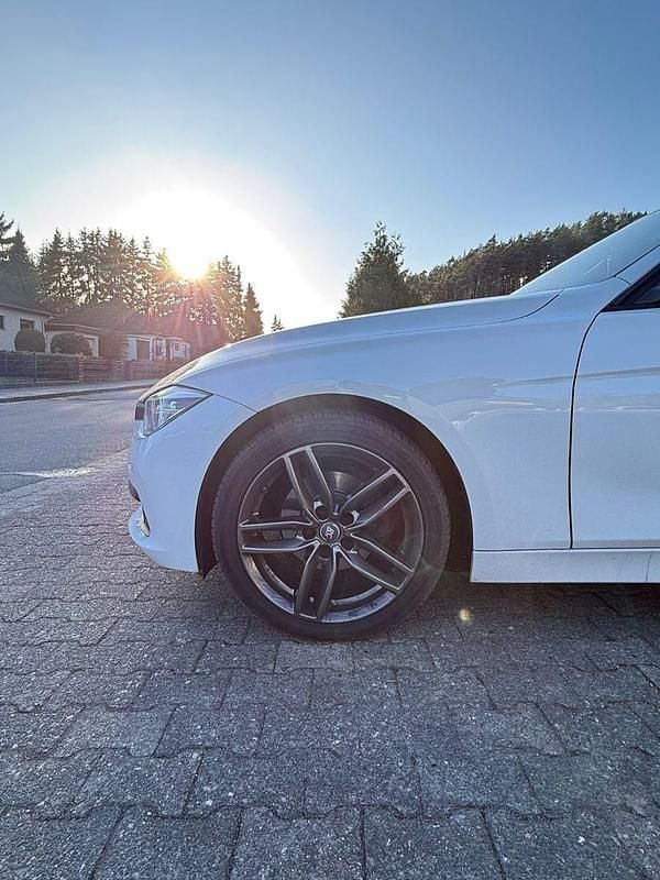Używany BMW 320 Advantage 184 KM (135 kW) 2018 Biały Sedan/Limuzyna