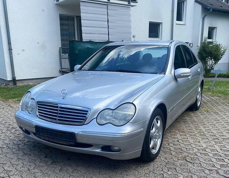 Grau Gebraucht 2004 Mercedes C200 Elegance Limousine | 5.699 € (Etwas zu teuer) - Bild 1/4