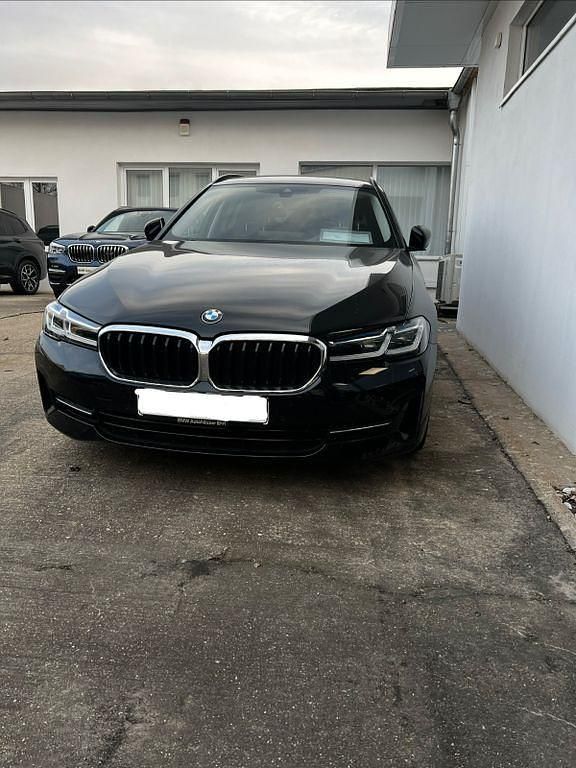 Schwarz Gebraucht 2021 BMW 520 Sport Line Kombi | 31.500 € (Teuer) - Bild 1/4