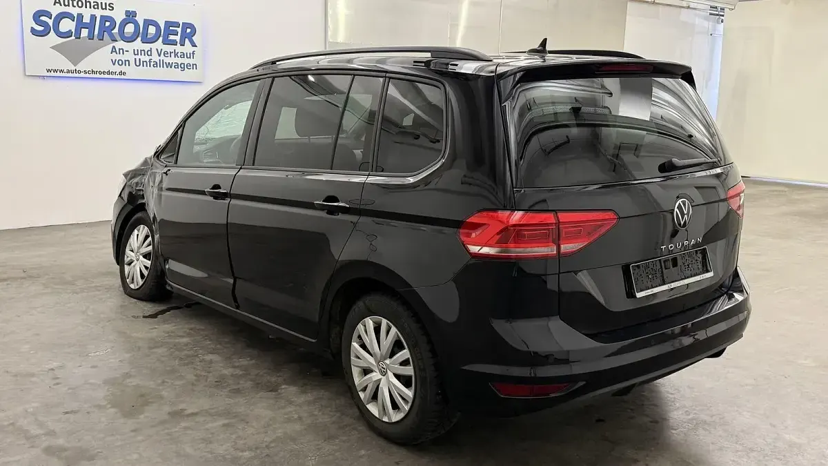 Gebraucht VW Touran Comfortline 122 PS (89 kW) 2023 Schwarz Van / Kleinbus