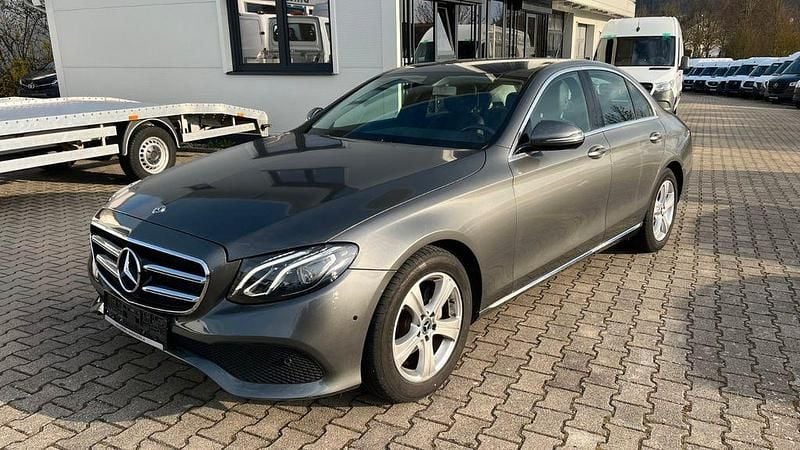 Grau Gebraucht 2018 Mercedes E200 Avantgarde Limousine | 17.500 € (Superpreis) - Bild 1/4