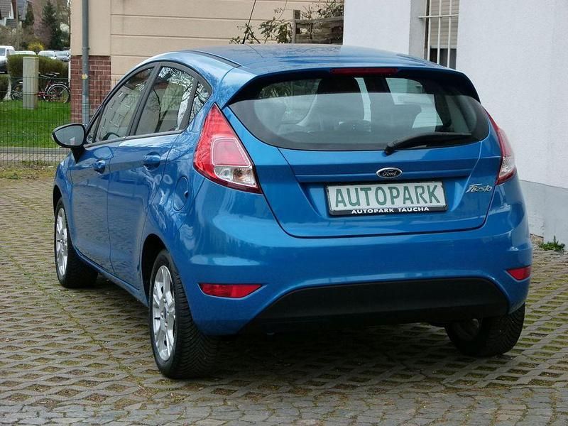 Gebraucht Ford Fiesta 82 PS (60 kW) 2014 Blau Kleinwagen