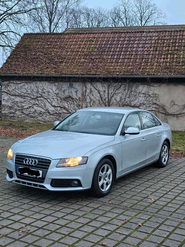 Silber Gebraucht 2010 Audi A4 Limousine | 7.500 € (Fairer Preis) - Bild 1/4