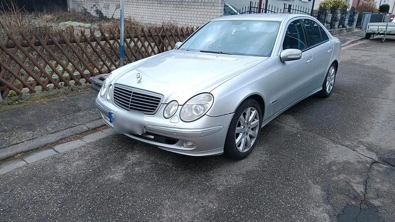 Silber Gebraucht 2004 Mercedes E320 Limousine | 2.950 € (Superpreis) - Bild 1/4
