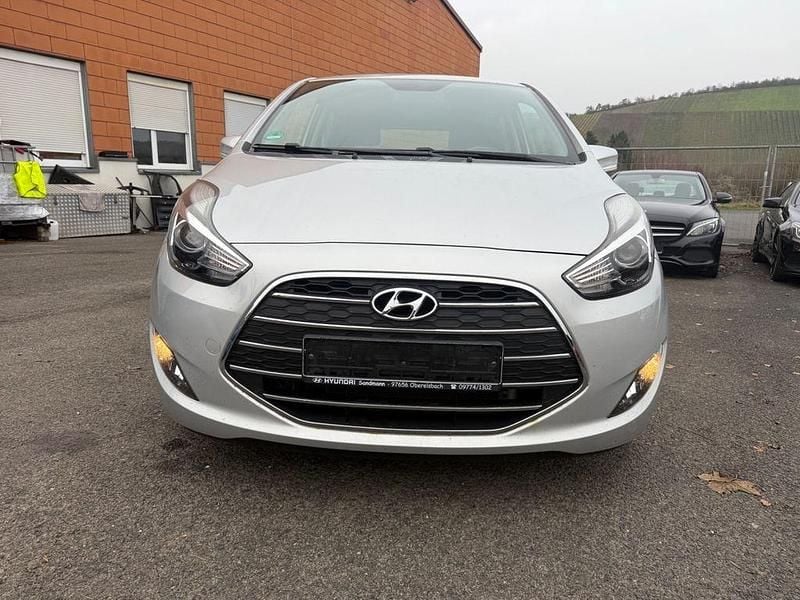 Silber Gebraucht 2016 Hyundai ix20 Style Kleinwagen | 8.999 € (Fairer Preis) - Bild 1/4