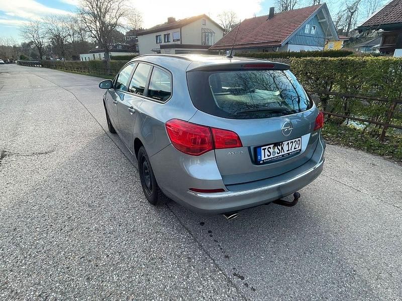 Gebraucht Opel Astra Edition 140 PS (102 kW) 2012 Grau Kombi