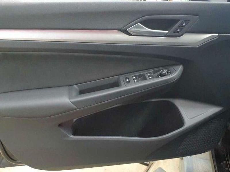 Gebraucht VW Golf VIII Life 150 PS (110 kW) 2023 Deep black perleffekt Kombi