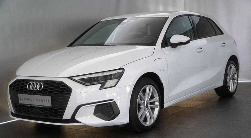 Weiß Gebraucht 2022 Audi A3 Sportback Ambiente Kombi | 24.990 € (Guter Preis) - Bild 1/4