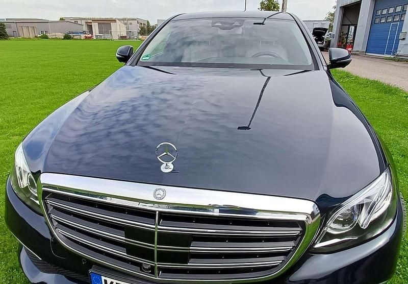Grün Gebraucht 2017 Mercedes E200 Avantgarde Limousine | 21.500 € (Superpreis) - Bild 1/4