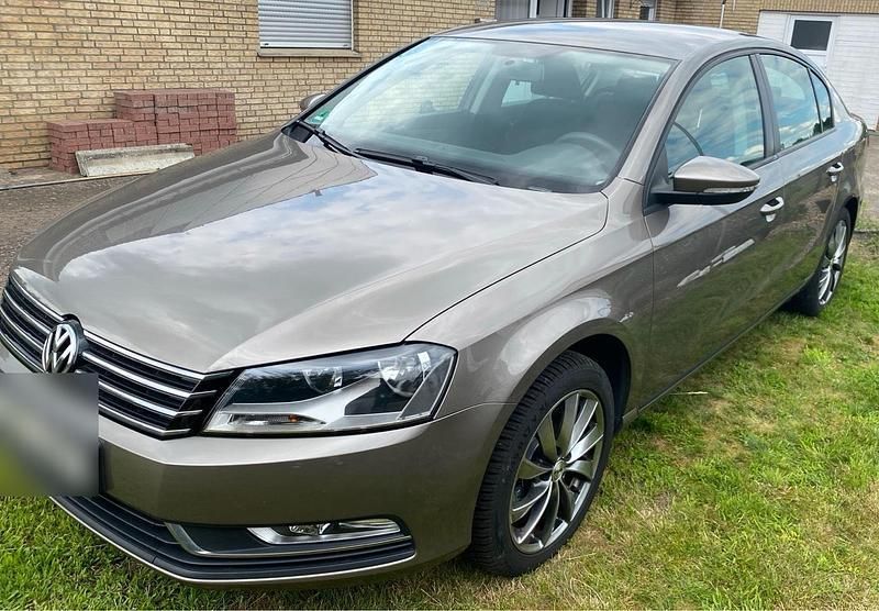 Braun Gebraucht 2011 VW Passat Limousine | 4.950 € (Guter Preis) - Bild 1/4