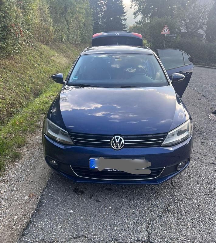 Blau Gebraucht 2014 VW Jetta Life Limousine | 7.999 € (Fairer Preis) - Bild 1/4