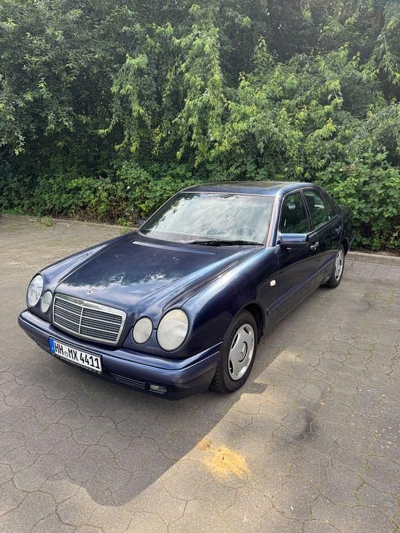 Blau Gebraucht 1998 Mercedes E200 Classic Limousine | 1.900 € (Guter Preis) - Bild 1/4