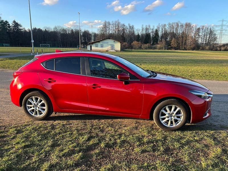 Gebraucht Mazda 3 Exclusive-Line 120 PS (88 kW) 2017 Rot Limousine