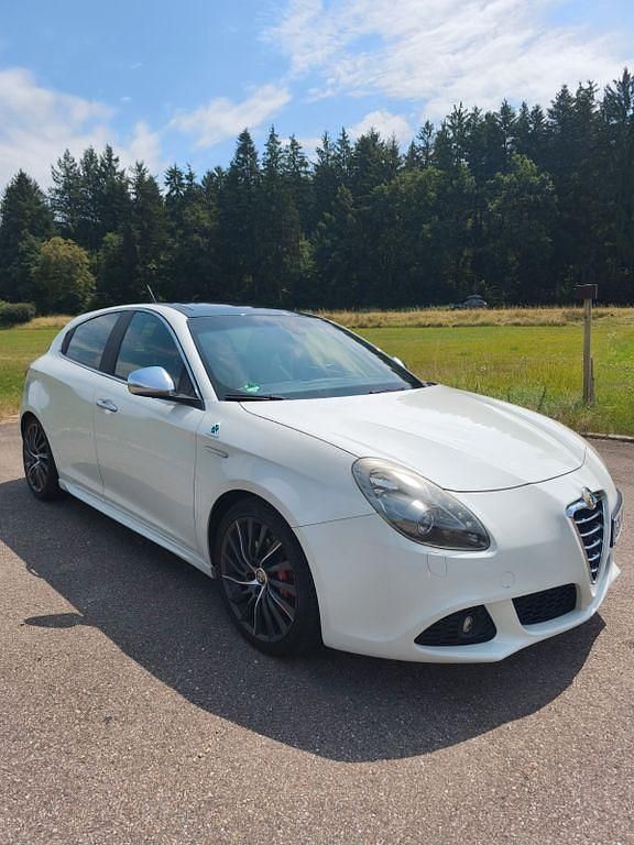 Weiß Gebraucht 2012 Alfa Romeo Giulietta Quadrifoglio Verde Kleinwagen | 9.500 € (Etwas zu teuer) - Bild 1/4