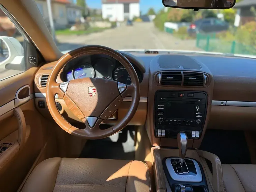 Używany Porsche Cayenne 241 KM (177 kW) 2010 Biały SUV