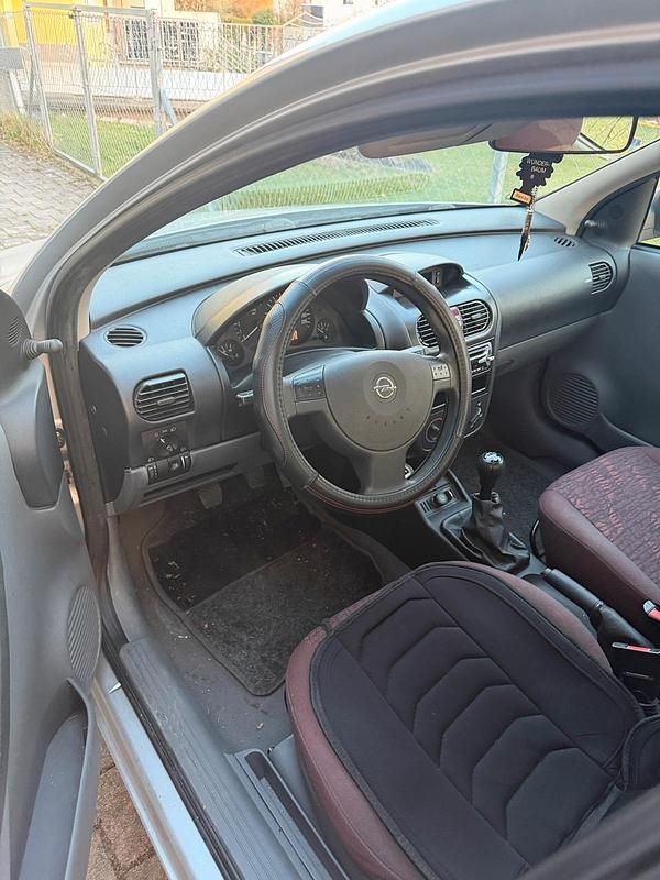Używany Opel Corsa 75 KM (55 kW) 2001 Srebrny Hatchback