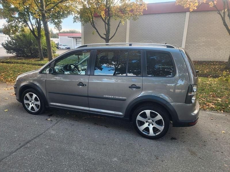 Grau Gebraucht 2009 VW Touran Van / Kleinbus | 3.500 € (Guter Preis) - Bild 1/4