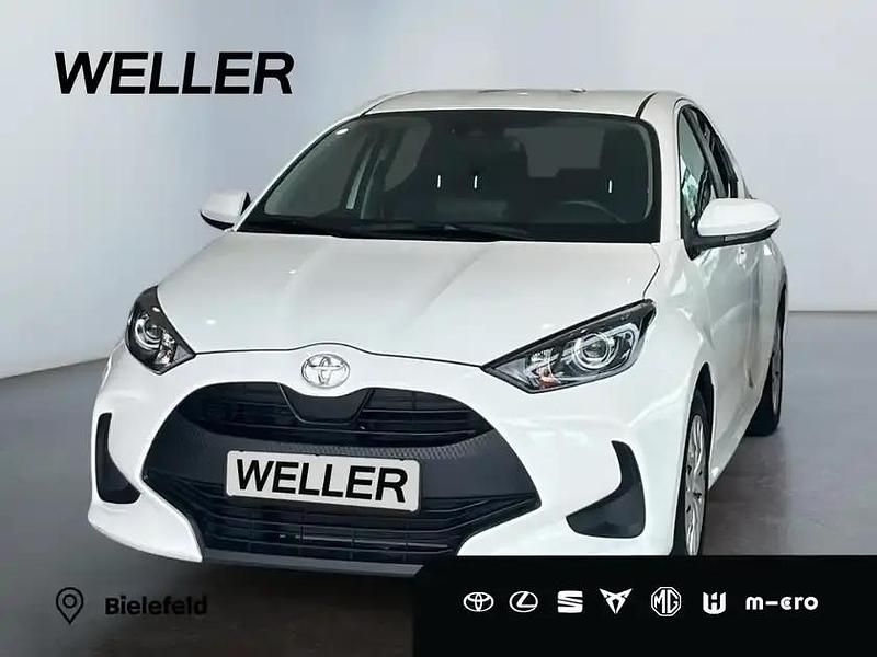 Weiss Gebraucht 2022 Toyota Yaris Comfort Kleinwagen | 13.990 € (Fairer Preis) - Bild 1/3