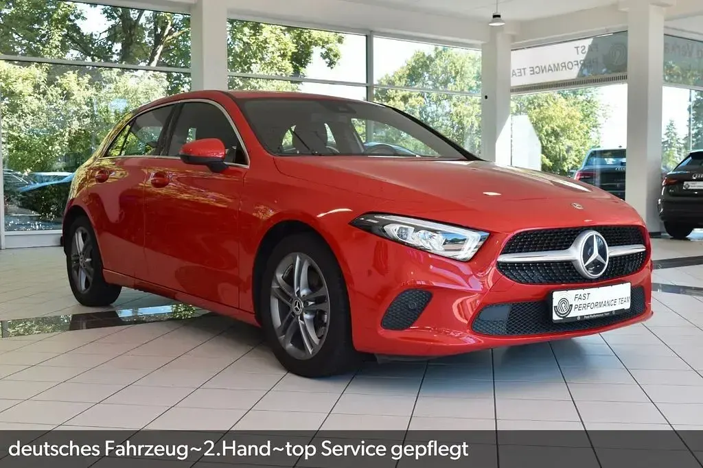 Gebraucht Mercedes A180 116 PS (85 kW) 2019 Rot Limousine