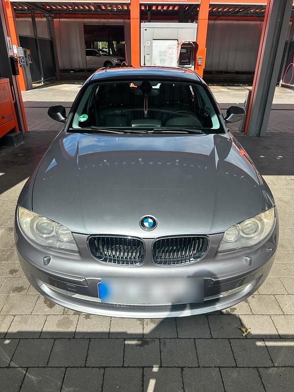 Grau Gebraucht 2011 BMW 123 Kleinwagen | 6.600 € (Fairer Preis) - Bild 1/4