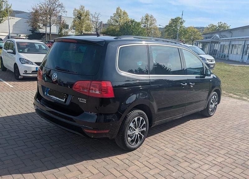 Second-hand VW Sharan 170 CP (125 kW) 2012 Negru Monovolum